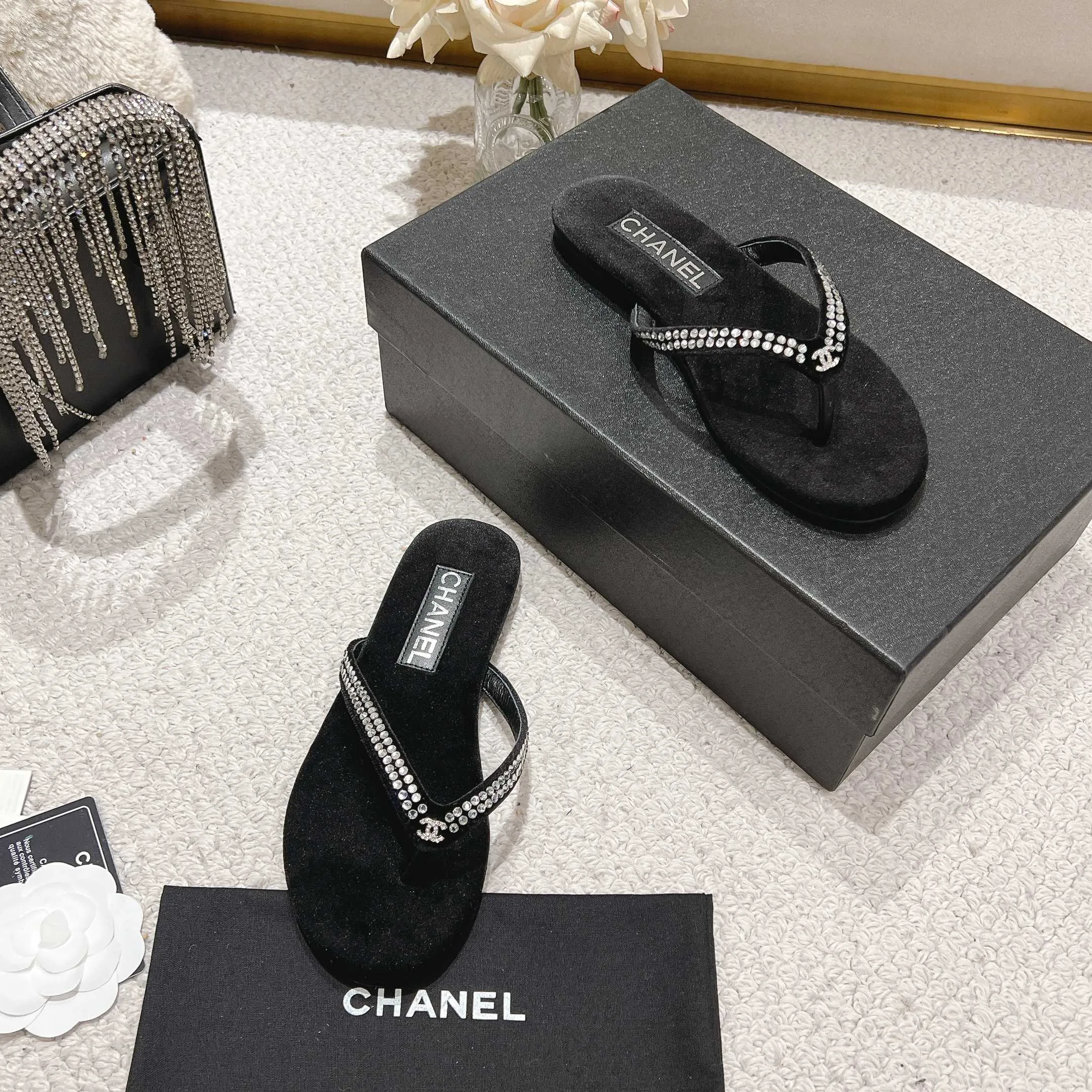 👟👟Ex-factory price 480👟👟 Xiaoxiang chanel 2025 new flip-flops! This series is really amazing. How can it be so beautiful! Summer is really an invincible combination that can be salty or sweet ~ The upper is made of original velvet and the lining is lambskin genuine leather outsole Size: 35-40 (40 customized)